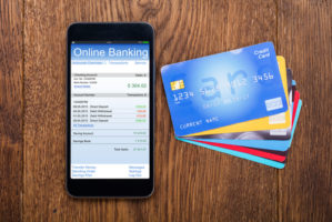 Smartphone mit online Banking und viele Kreditkarten