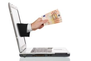 Consorsbank Tagesgeld Geschäftshand,mit 50 Euroscheinen, die aus den Laptop herauskommt