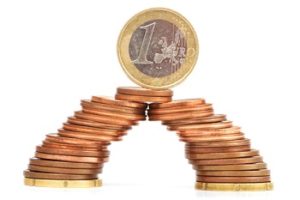 Festgeldkonto Prolongation 1 Euro Münzen als Brücke dargestellt
