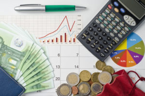 Festgeldkonto Geld und Diagramme für Finanzkonzept mit Rechner und Stift