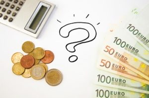 Tagesgeldrechner Geldkonzept dargestellt durch Fragezeichen, Rechner, Eurobanknoten und Cents
