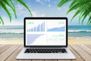 Tools Plus 500 Diagramm auf Laptop-Bildschirm, auf Holzbank am Strand