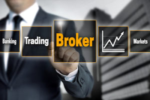 Broker Geschäftsmann Touchscreen Tafel mit Aufschrift Broker Trading Banking